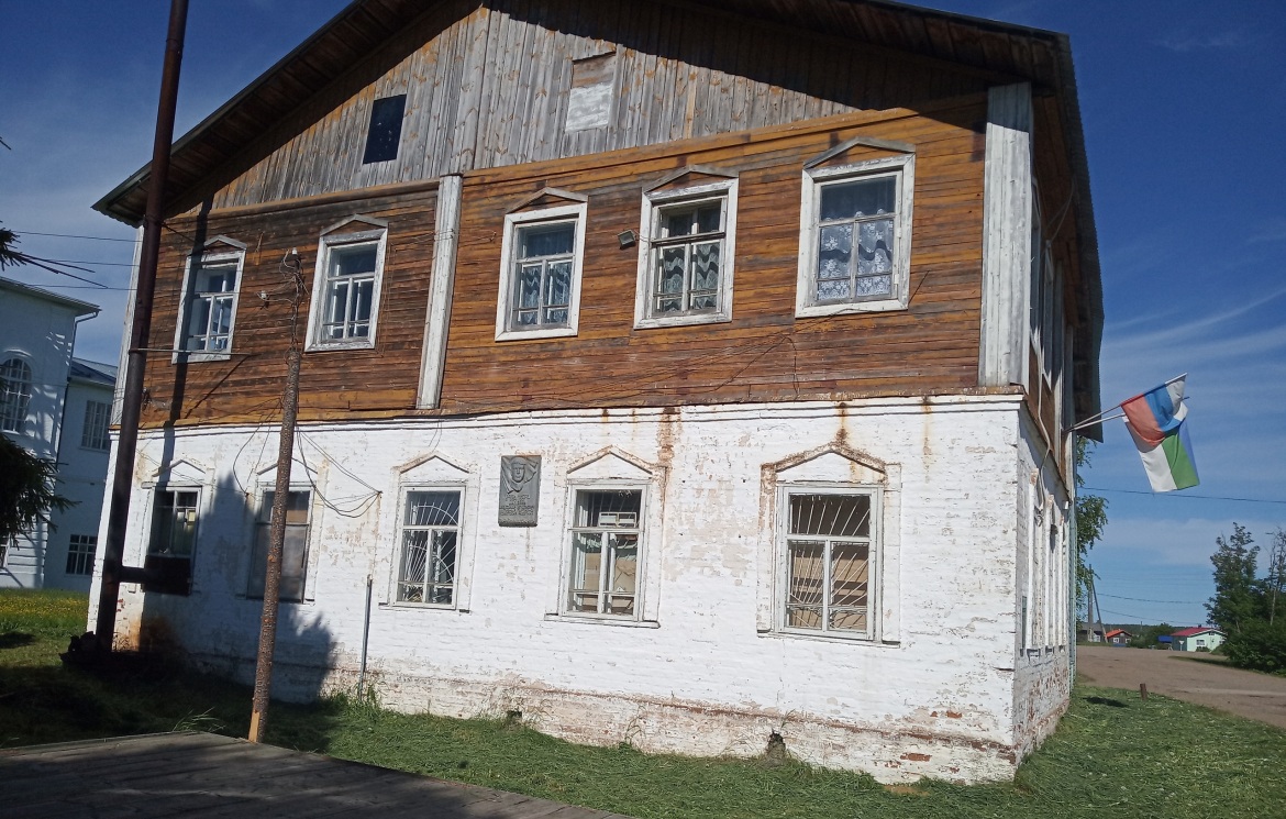 Byvschee_zdanie_Zemskogo_uchilischa._V_nastoyaschee_vremya_v_etom_zdanii_raspolagaetsya_administraziya_selskogo_poseleniya_«Bogorodsk»._1.jpg