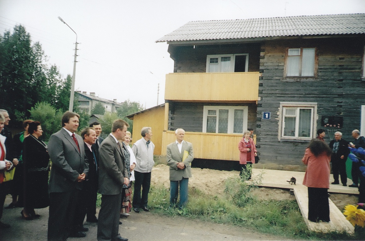 Otkrytie_memorialnoi_doski_M._Lebedevu,_2006_god.jpg