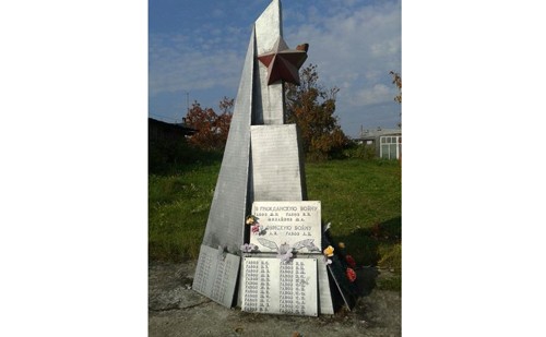 Obelisk_zemlyakam_pavschim_d._Troizk.jpg