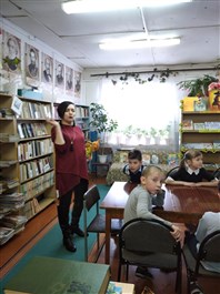 Гуляют кошки по страницам.