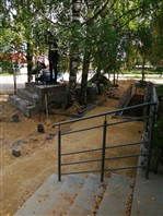 Благоустройство библиотечного двора продолжается