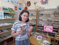 Поцелуй + книга.