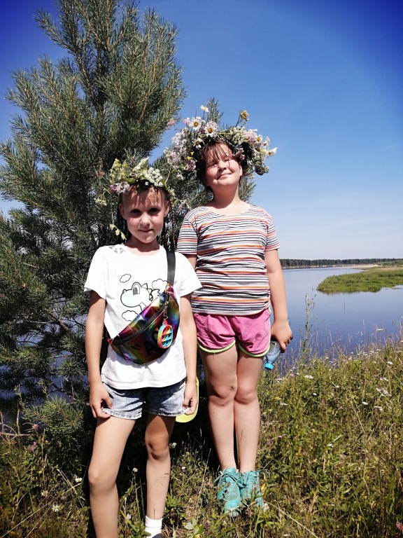 Ekskursiya__na_bereg_Vychegdy_i__pletenie_venkov_iz_lugovyh_zvetov_na_Den_Ivana_Kupala.jpg